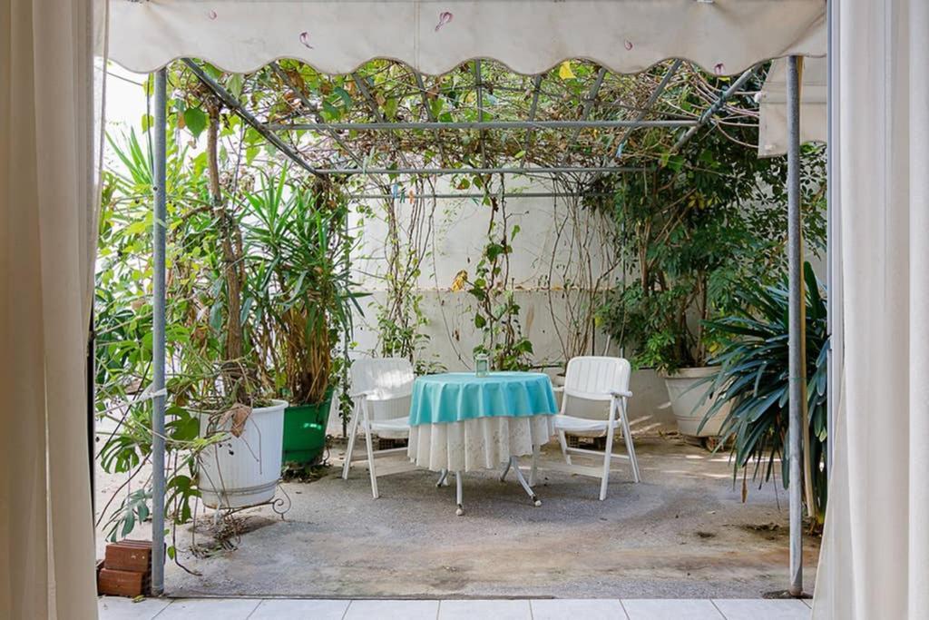 أثينا Vintage Style Apartment With Beautiful Backyard المظهر الخارجي الصورة